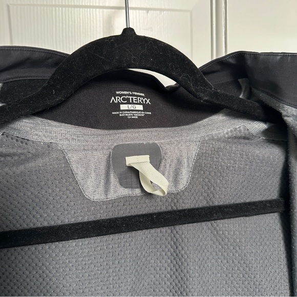 Arc’teryx Shell Rain Jacket - Picture 7 of 9
